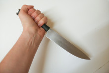 Une main tenant un couteau (image d'illustration).