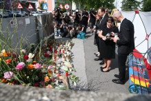 Recueillement devant le lycée, à Graz, là où dix personnes ont perdu la vie mardi 10 juin 2025.