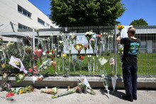 Des fleurs déposées devant le collège de la surveillante de 31 ans, tuée de plusieurs coups de couteau à Nogent