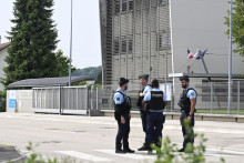 Des gendarmes devant le collège de Nogent