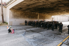 Un manifestant face à des officiers de police à Los Angeles.