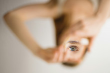 L'oeil d'une femme au loin dans la forme d'une main (illustration)