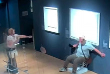 Les deux touristes avec la chaise Van Gogh de Nicola Bolla du Palazzo Maffei