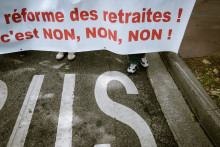 Une banderole contre la réforme des retraites déployée à Toulouse, le 5 juin 2025.