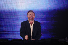 David Guetta se produit sur scène en Californie à Huntington City Beach, le 10 mai 2025.