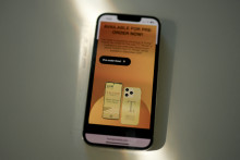 Un iPhone affiché sur le site Web du service de téléphonie mobile de la Trump Organization, le 16 juin 2025 à Miami, en Floride.