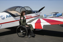 L'acrobate aérienne handicapée Dorine Bourneton pose lors d'un spectacle aérien sur l'aérodrome de Saint-Cyr l'Ecole le 19 avril 2015.