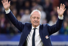 Bernard Lacombe célèbre sa retraite sur le terrain avant le match de L1 entre l'Olympique Lyonnais et le Stade Rennais, 15 décembre 2019.