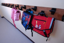 Des cartables accrochés dans un couloir d'école (photo d'illustration).