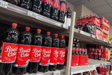Des bouteilles de Breizh Cola dans un rayon de supermarché