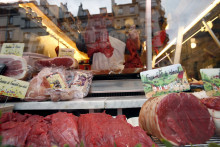 La vitrine d'une boucherie (illustration)