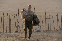 Rand (Josha Stradowski) et Moiraine (Rosamund Pike) dans la saison 3 de "The Wheel of Time"