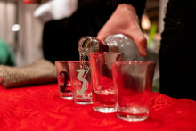 Un homme servant de la vodka (illustration).