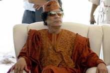 Le dirigeant libyen Mouammar Kadhafi  dans une tente dans la résidence de Kadhafi à Tripoli le 15 octobre 2004.