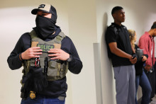 Un agent de l'Immigration and Customs Enforcement (ICE) patrouille dans les couloirs du tribunal de l'immigration au Jacob K. Javitz Federal Building le 09 juin 2025 à New York City.