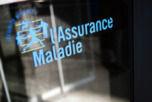 Logo de l'Assurance Maladie devant un bâtiment de la Caisse primaire d'Assurance Maladie en 2012.