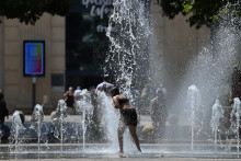 Des gens essayant de se rafraîchir pendant la canicule à Montpellier (illustration).