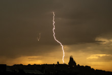 Un éclair dans le ciel de Paris lors de l'épisode orageux ce mercredi 25 juin