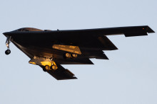 Un bombardier furtif B-2 atterrit sur la base aérienne de Nellis à Las Vegas, Nevada, après un exercice.