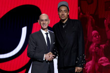 Adam Silver, commissaire de la NBA, en compagnie du français Noa Essengue, sélectionné en 12e position par les Chicago Bulls, lors de la 79e édition de la Draft NBA, au Barclays Center de New York.