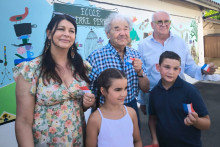 Pierre Perret, devant l'école de Luxey