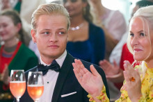 Marius Borg Høiby assis aux côtés de sa mère, la princesse Mette-Marit.