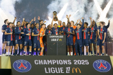 Les joueurs du Paris Saint-Germain, célébrant le titre de "Champion de Ligue 1 2024-2025", au Parc des Princes.