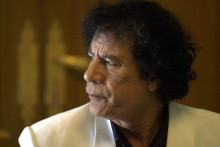 Le leader libyen Mouammar Kadhafi réfléchit lors d'une conférence de presse après avoir quitté la séance d'ouverture du 16e Sommet de la Ligue arabe à Tunis le 22 mai 2004.