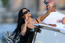 Kim Kardashian prend un selfie à son arrivée à San Giorgio Maggiore le jour du mariage du fondateur d'Amazon Jeff Bezos avec Lauren Sanchez, à Venise le 27 juin 2025.
