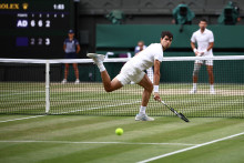 Carlos Alcaraz et Novak Djokovic (au fond) lors de la finale du simple messieurs à Wimbledon en 2024.