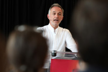 Emmanuel Grégoire a été élu par les socialistes pour les municipales de 2026.
