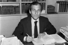 Portrait de Jean d'Ormesson entouré de livres à Paris en 1973