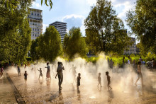 En pleine canicule, les enfants se rafraîchissent au parc Martin Luther King (Paris, 17e arrondissement) mardi 1er juillet 2025