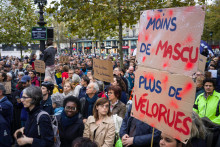 Une pancarte "Moins de mascus, plus de vélorues" lors d'une manifestation à Paris le 19 octobre 2024.