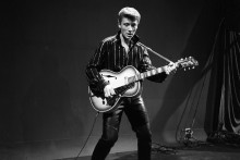 Johnny Hallyday sur le plateau de l'émission "L'école des vedettes" en 1960.