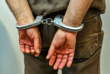 Un homme portant des menottes (illustration)