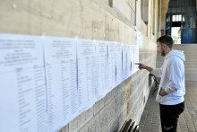 Un élève cherchant son nom dans la liste