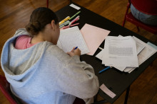 Jeune lycéenne qui passe son examen