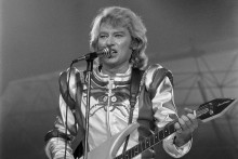 Le chanteur Johnny Hallyday se produit sur la scène du Pavillon de Paris le 19 octobre 1979.