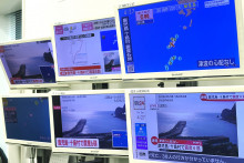Des écrans montrant un tremblement de terre en cours au Japon, comme l'avait prédit la mangaka