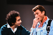 En 1985, Michel Berger avec le chanteur Johnny Hallyday lors d'une répétition sur le plateau de l'émission "Le grand échiquier".
