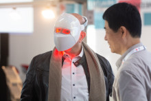 Un hopmme portant un masque LED à Düsseldorf, en Allemagne, le 12 novembre 2024 (photo d'illustration).