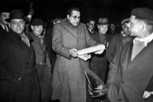 Photo des années 30 du député fasciste français et maire de Saint-Denis Jacques Doriot (C) et des membres du parti ultra-nationaliste PPF (Parti Populaire Français), à Saint-Denis.