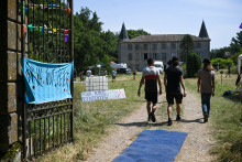 Des opposants à l'A69 se rassemblent au château de Scopont dans le Tarn