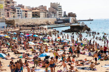 Des touristes sur la plage du Prophète à Marseille (illustration).