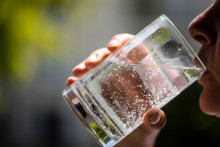 Verre d'eau gazeuse