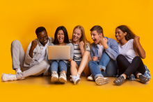 Des jeunes découvrent des résultats sur leur ordinateur (Illustration)