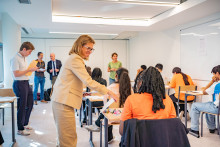 Des lycéens recevant les sujets du bac 2025
