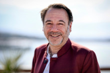 L'écrivain Michel Bussi le 28 avril 2025 à Cannes en France.