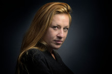 Anne Hommel, conseillère en relations publiques du journal satirique hebdomadaire Charlie Hebdo et ancienne directrice du FMI Dominique Strauss-Kahn, pose le 26 février 2015 à Paris.